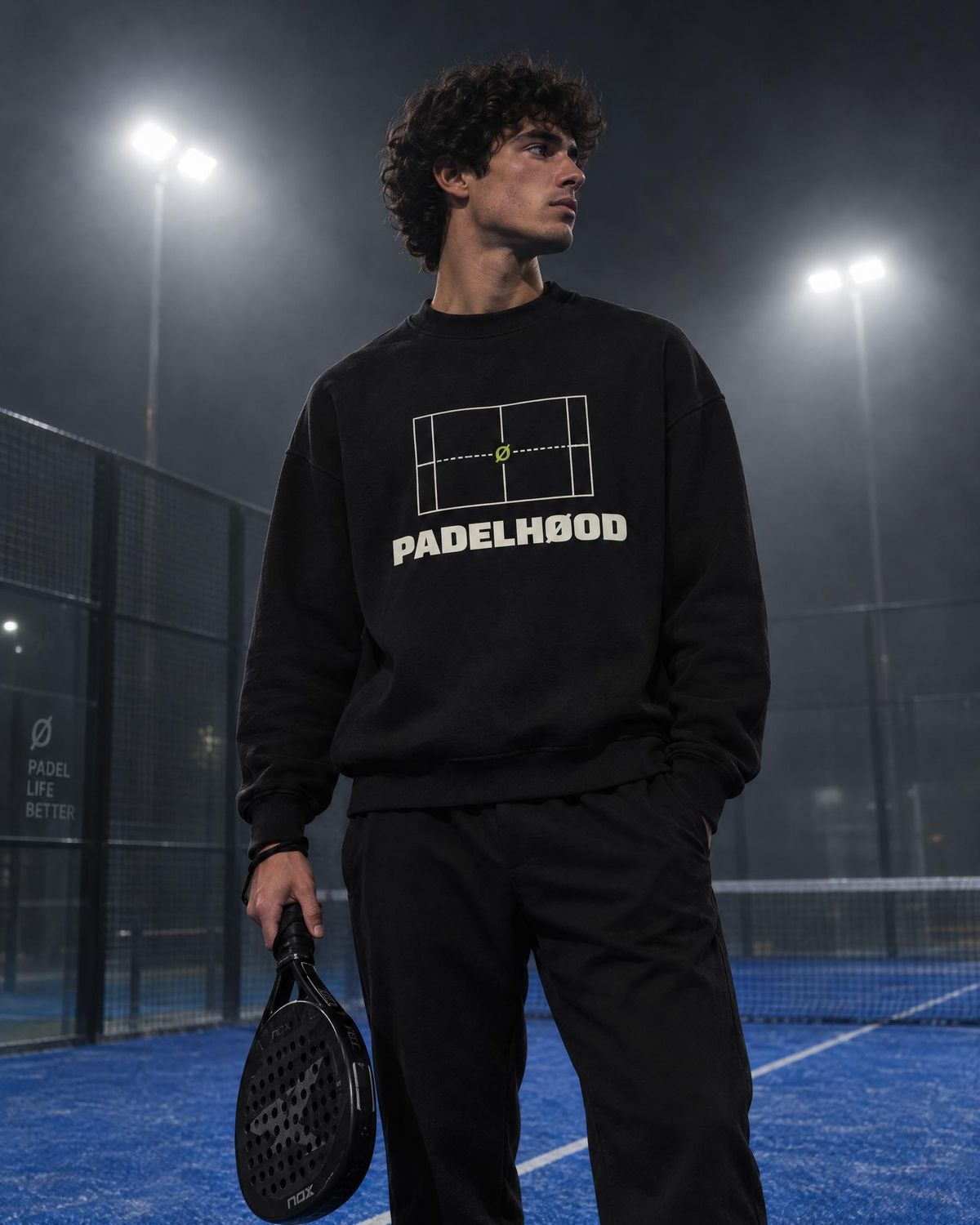 Sweat noir avec le plan d'un terrain de padel et PADELHØOD imprimés sur la poitrine